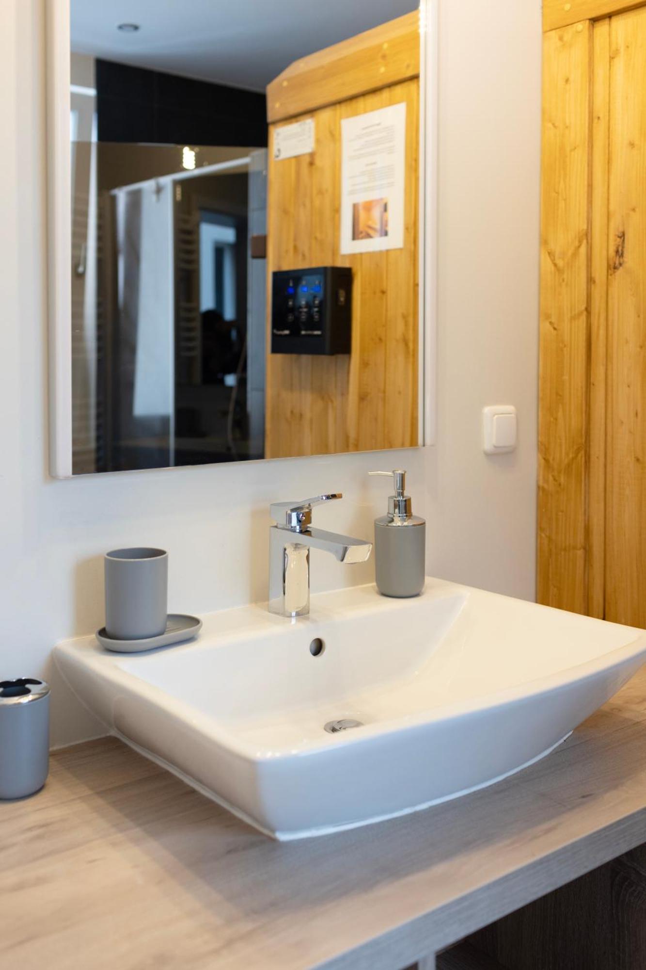 Huge Apartment With Sauna And Free Parking Duisburg Ngoại thất bức ảnh